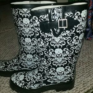 Black and White Western Chief Rain Boots